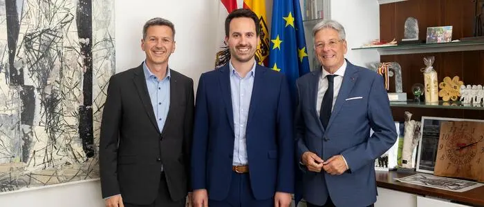 Daniel Fellner, Christoph Wiederkehr und Peter Kaiser (von links) bei einem Arbeitsgespräch im Mai 2025