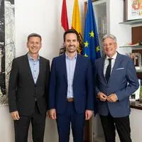 Daniel Fellner, Christoph Wiederkehr und Peter Kaiser (von links) bei einem Arbeitsgespräch im Mai 2025