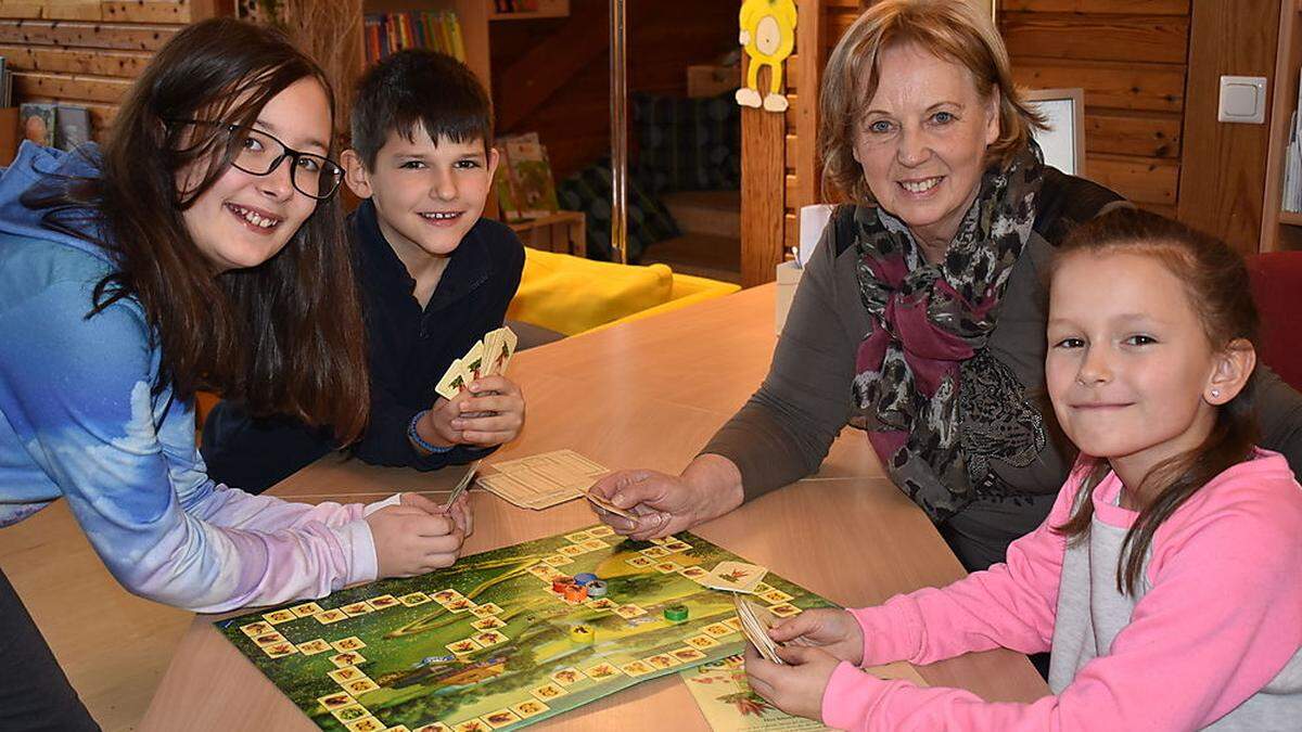 Annelies Koller leitet seit 25 Jahren die Bibliothek in Glanegg, am Samstag lädt sie wieder zum Spielefest 