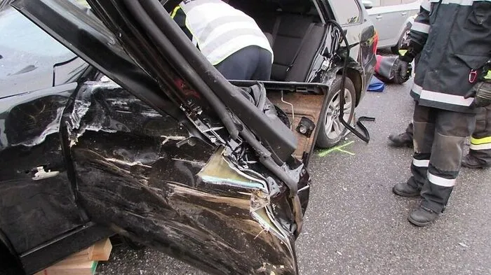 Der Pkw wurde bei dem Unfall schwer beschädigt
