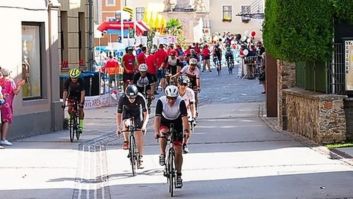 Nachdem die Athleten den St. Veiter Hauptplatz verlassen, geht es für sie weiter nach Feldkirchen