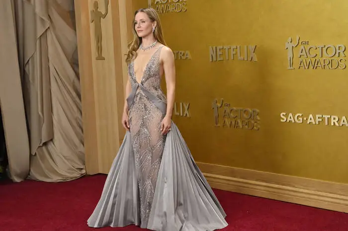 Auch Kristen Bell (45) setzte bei den 32. Actor Awards auf einen tiefen Ausschnitt.