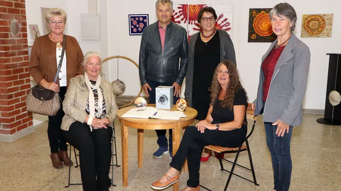 Die Künstlerinnen von links: Ingeborg Happerger, Dietlinde Stromberger, Reinhard Bürger, Eva Walcher, Ute Korell und Maria Kemperle.