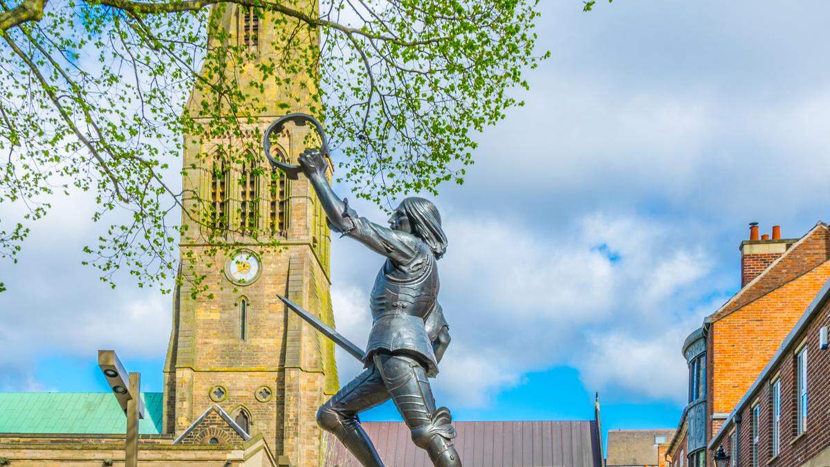 Statue von Richard III. vor der Kathedrale