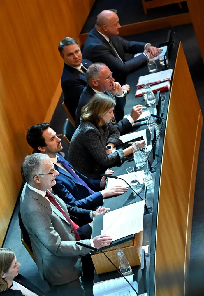ABD0031_20250513 - WIEN - ÖSTERREICH: Finanzminister Markus Marterbauer (SPÖ/stehend) im Rahmen einer Sondersitzung des Nationalrates mit Budgetrede am Dienstag, 13. Mai 2025, im Parlament in Wien. - FOTO: APA/ROLAND SCHLAGER