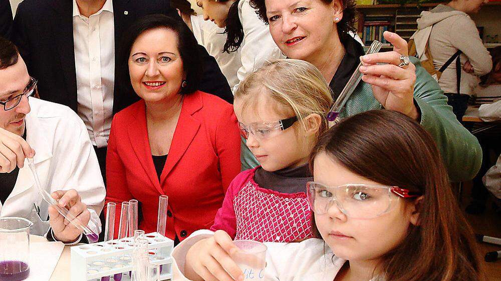 Experimentieren für Volksschüler. Elisabeth Meixner (links) und Ursula Lackner unterstützen Kinder-HTL