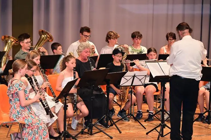 Am Programm standen 26 Stücke, die instrumental und auch vokal vorgetragen wurden. Als angehende Solisten glänzten Anna Liebminger an der Harfe und Jonas Stiegmaier am Piano.