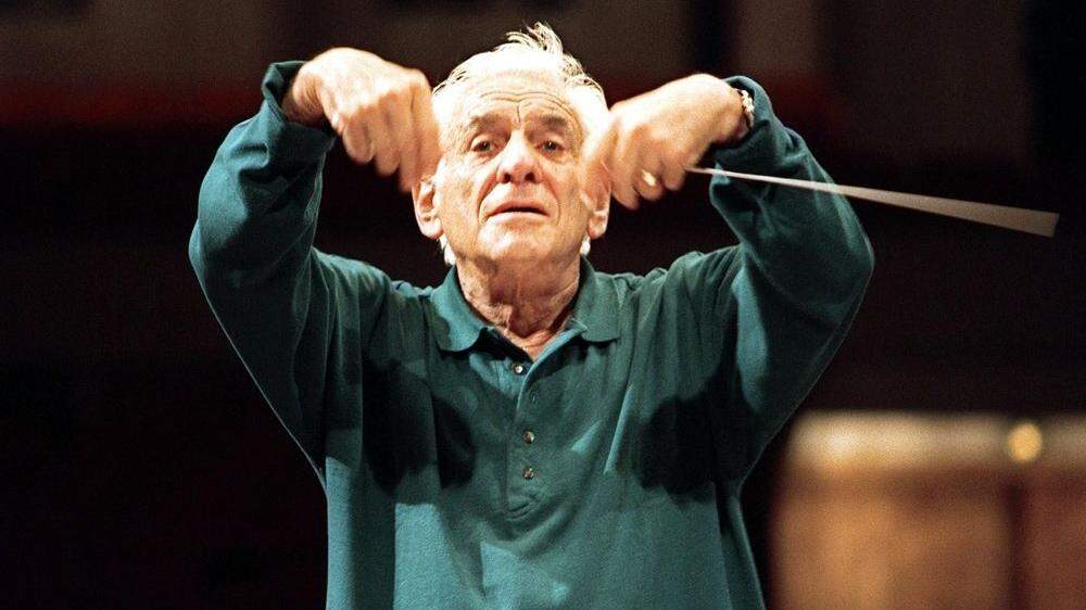 Der große Dirigent und Komponist Leonard Bernstein hier auf einem Archivbild aus dem jahre 1989) wird in „Maestro“ von Bradley Cooper verkörpert