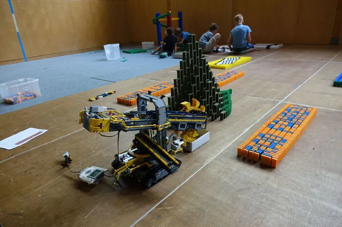 Auch technisch haben sich die 43 Kinder einige Raffinessen überlegt. So wird heute Abend, wenn die Steine innerhalb von nur drei Minuten fallen, etwa ein von einem Roboter angetriebener Mini-Schaufelradbagger eingesetzt.