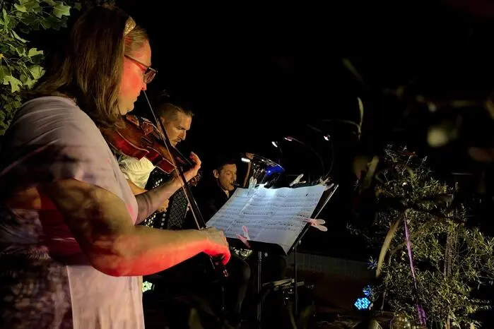 Mit technischer Brillanz und spürbarer Leidenschaft nahmen die Musiker unter der Moderation von Robert Ederer das Publikum mit auf eine Reise durch verschiedene Klangwelten. Das TriMago Summer Special erwies sich als ein Höhepunkt des kulturellen Sommers im Thermenkurort.