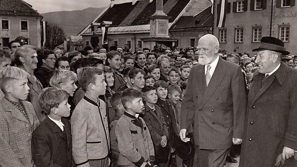 Ehrfürchtig schauen die kleinen und großen Murauer auf den ersten Mann im Staat, Bundespräsident Theodor Körner. Gemeinsam mit Landeshauptmann Josef Krainer besuchte er am 22. Oktober 1953 Murau