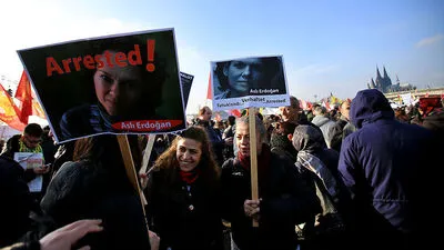 Asli Erdogan wird mit zahlreichen Solidaritätsaktionen unterstützt - hier in Köln