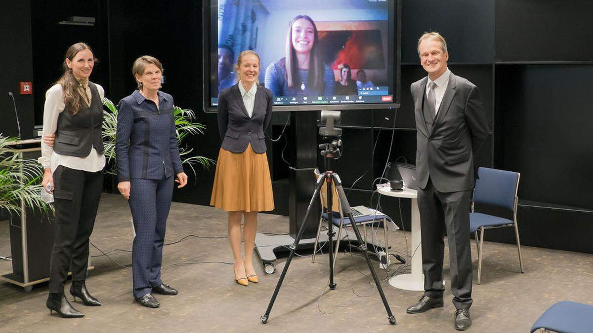 Institusleiterin Claudia Haas, Vizerektorinnen Elfriede Alber und Irmgard Plattner, Elisa Kraler (Bildschirm), Thomas Schöpf