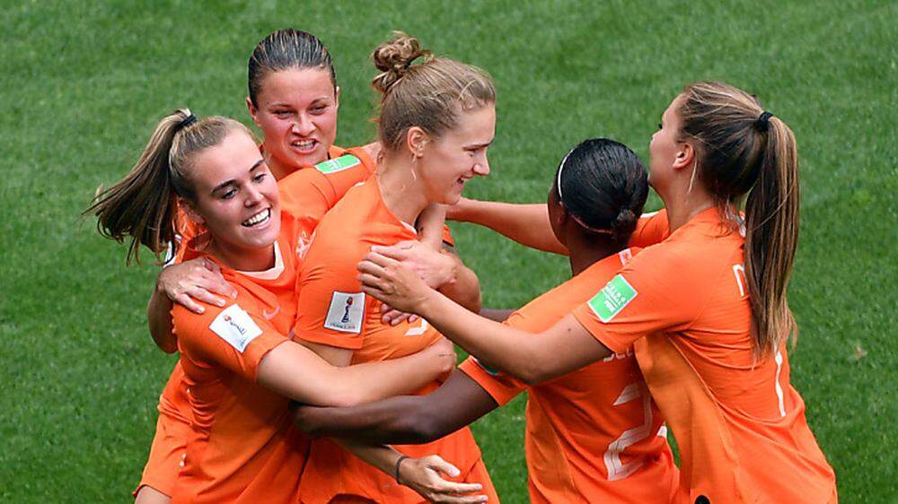 Die Niederlande besiegte Kamerun mit 3:1