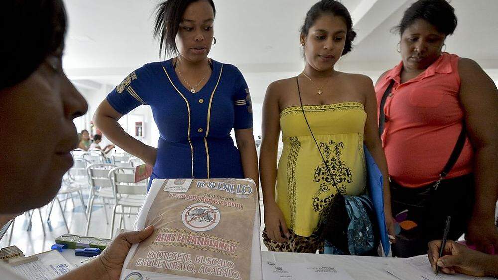 Ausgabe von Moskitonetzen an schwangere Frauen in Cali (Kolumbien)