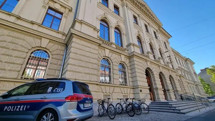 Gerichtsgebäude mit Polizeiauto