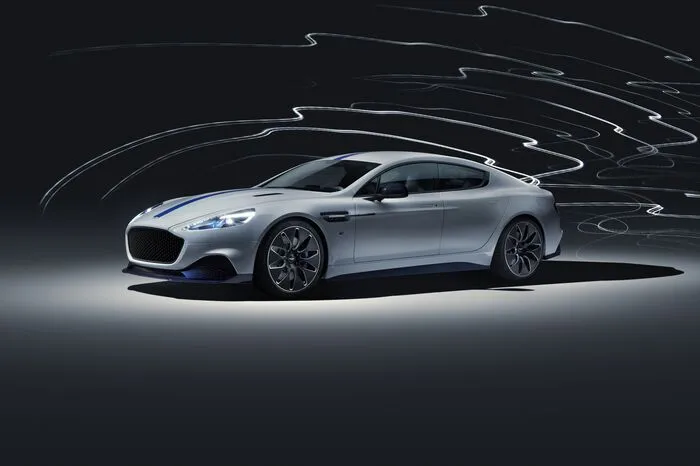 Wo sich sonst der 6-Liter-V12, das Getriebe und der Tank breit machen, haben die Techniker den 800-Volt-Akku untergebracht, während die beiden Elektromotoren an der Hinterachse sitzen und eine maximale Leistung von 610 PS abspulen.