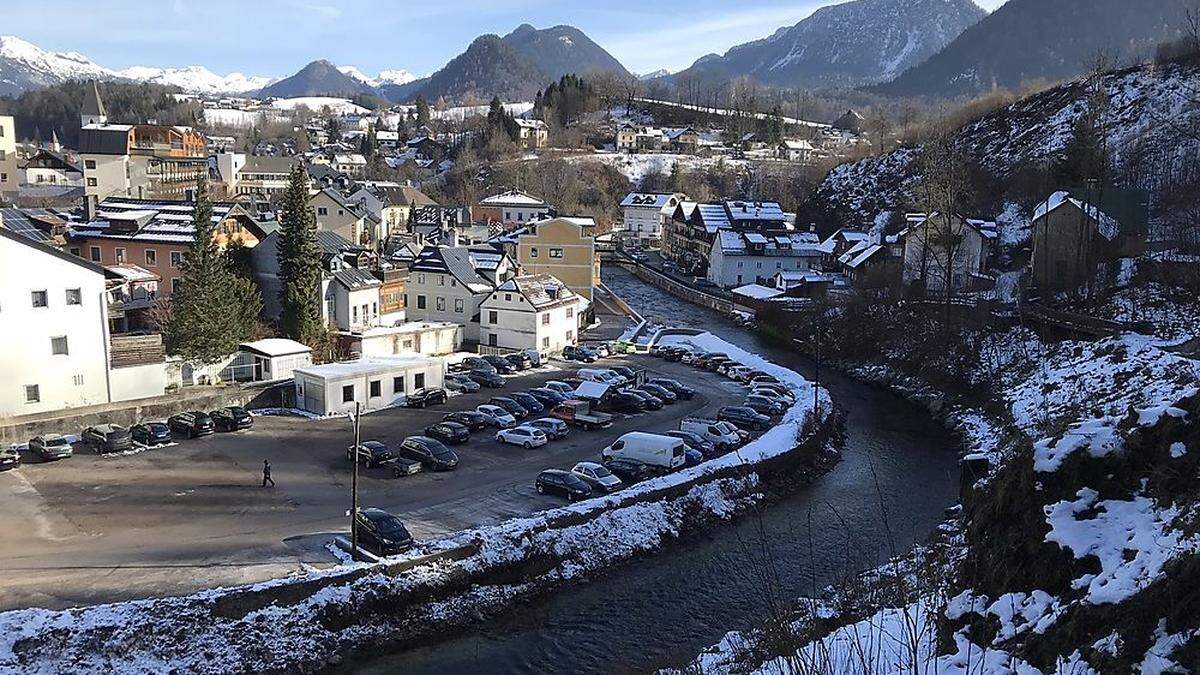 An diesem Platz soll das Einkaufszentrum entstehen: Über die gesamte Parkfläche sowie die Traun bis in den Hang (rechts) hinein soll das mehrgeschoßige Gebäude errichtet werden