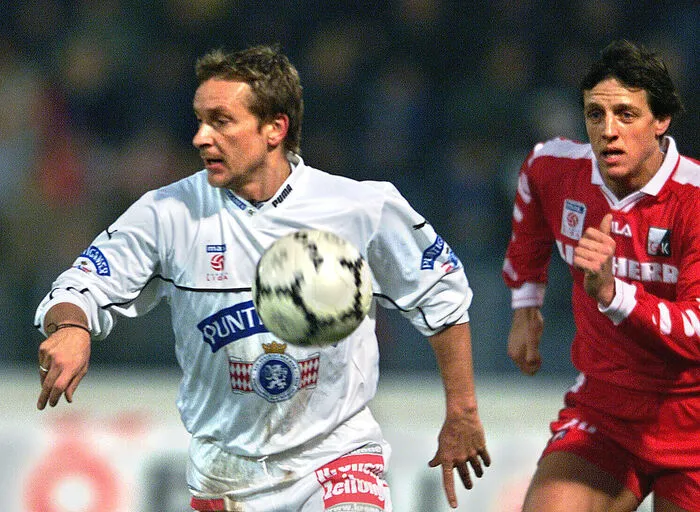 Horst Heldt im Duell mit GAK-Spieler Rene Aufhauser 