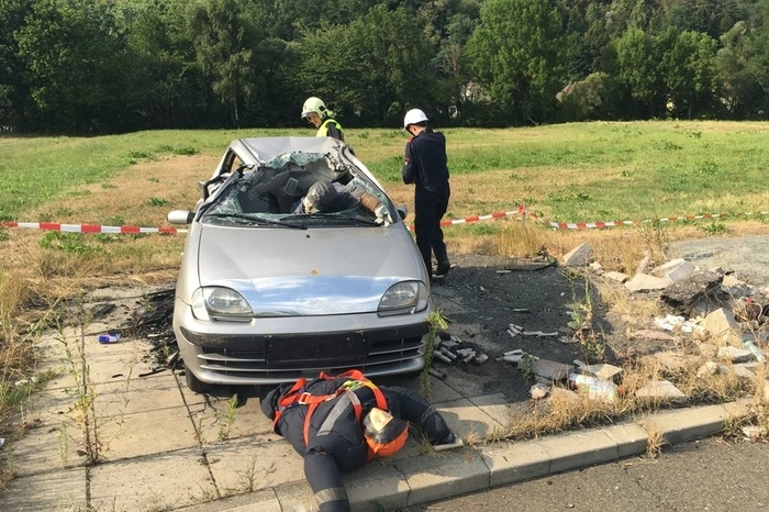 Um 21 Uhr erfolgte Freitagnacht  die nächste Alarmierung. Unter Zuhilfenahme des vorhandenen Kartenmaterials musste mittels Schnitzeljagd  die Nachspeise aufgespürt werden.  
