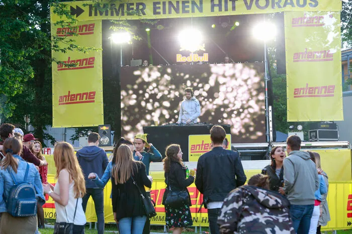 Klicken Sie sich durch die ersten Bilder der Partynacht.