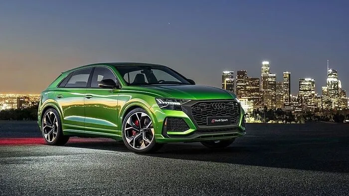 Er ist das ganz große Q: Mit 600 PS, 800 Newtonmetern Drehmoment und einem Sprintwert von 3,8 Sekunden von 0 auf Tempo 100 krönt sich das SUV-Coupé RS Q8 zum Topmodell von Audis SUV-Familie.
