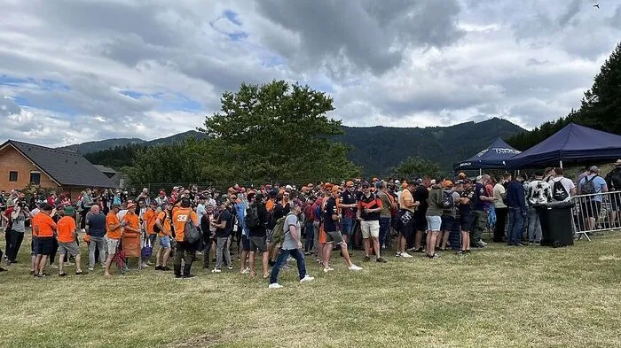 Bitte anstellen! Vor den Check-Points staut es sich am Vormittag 