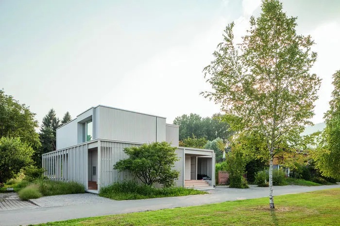 Ausgezeichnetes Projekt. „Das Haus ist ein schwimmendes Holzdeck, eine sich verändernde Leinwand im Lauf der Jahreszeiten, ein Gefühl der Freiheit oder einfach ein Haus am See“, sagt der Architekt Markus Schietsch über sein komplett aus Holz gefertigtes Projekt in der Uferzone des Bielersees in der Schweiz. Fünf Stufen heben den Bau zur Sicherheit über den Hochwasserbereich. 