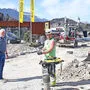 Bürgermeister Guntram Perdacher inspiziert die Baustelle