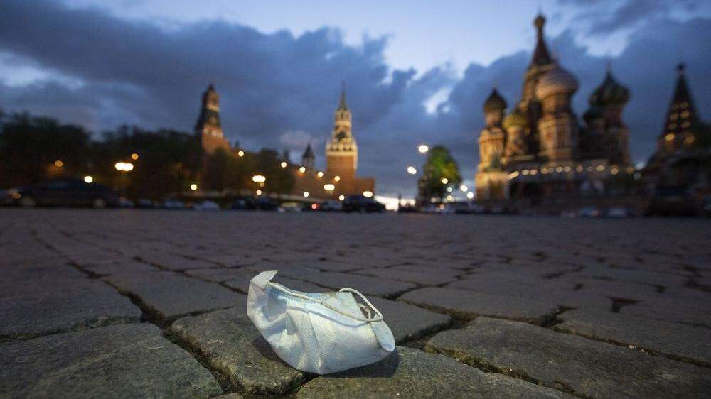 Schutzmaske auf dem Pflaster vor dem Kreml. „Russlands Gesundheitssystem ist auf eine solche Krise überhaupt nicht vorbereitet“, sagt Politologe Gerhard Mangott