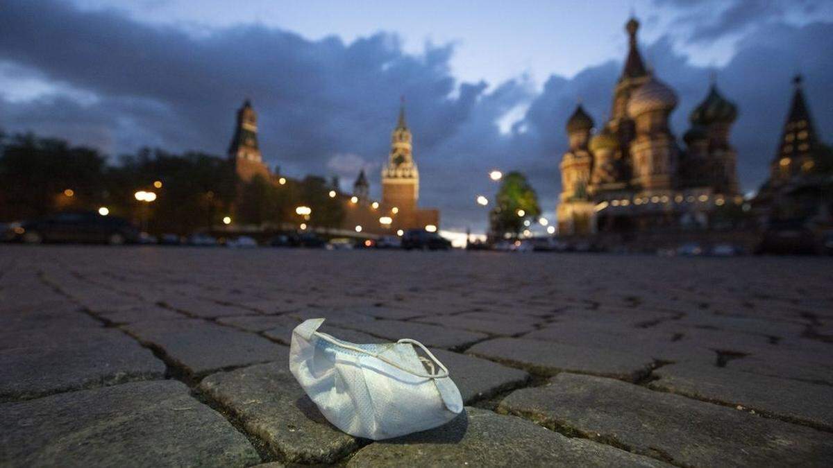 Schutzmaske auf dem Pflaster vor dem Kreml. „Russlands Gesundheitssystem ist auf eine solche Krise überhaupt nicht vorbereitet“, sagt Politologe Gerhard Mangott