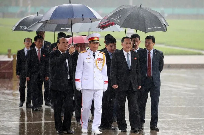 Der nordkoreanische Außenminister Ri Yong Ho bei einer Kranzniederlegung in Gedenken an den verstorbenen vietnamesischen Präsidenten Ho Chi Minh in Hanoi.