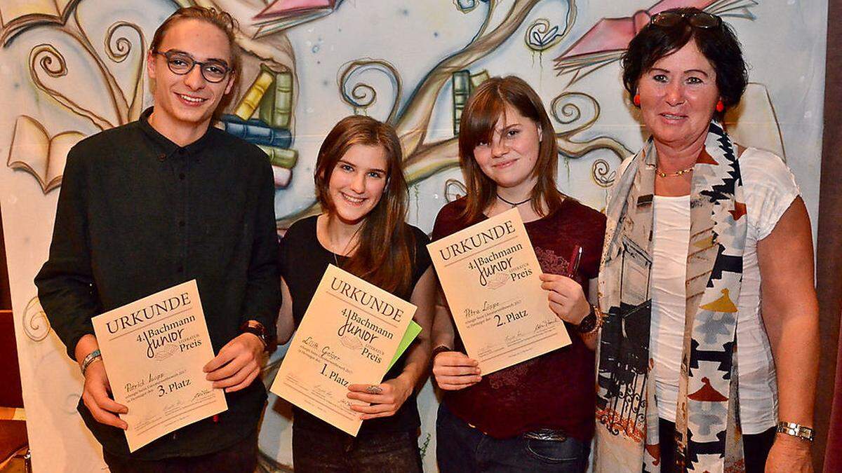 Patrick Isopp, Lilith Geiger und Petra Lippe mit der „Erfinderin“ dieses Bachmann Junior Literaturbewerbes Irmgard Janschitz 