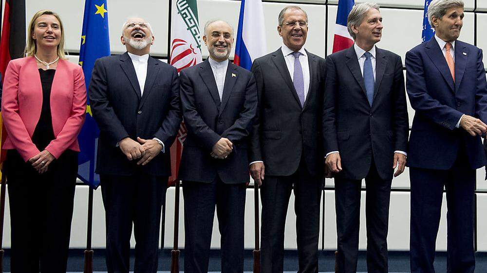 Frohe Gesichter: der iranische Außenminister (2. v. li.) und die Verhandler