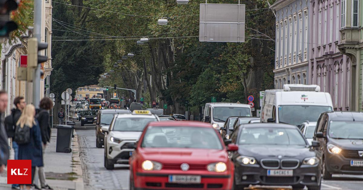 Frau-missachtete-Rotlicht-Pkw-landete-nach-Kollision-auf-dem-Dach