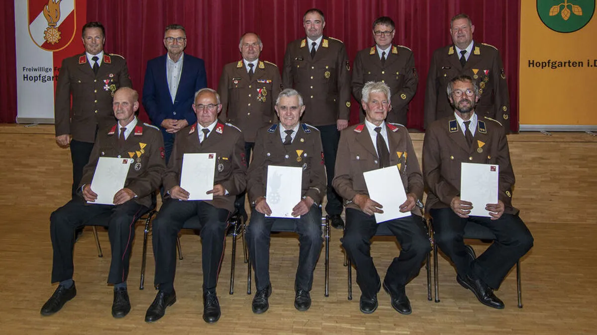 Vorne: Joachim Grimm, Florian Steiner, Josef Wahler, Johann Obetzhofer, Erik Engel. Hinten: Kommandantstellvertreter Peppi Tönig, Bürgermeister Franz Hopfgartner, Bezirksfeuerwehrinspektor Franz Brunner, Bezirkskommandant Harald Draxl, Abschnittskommandant Michael Köll, Kommandant Markus Tönig