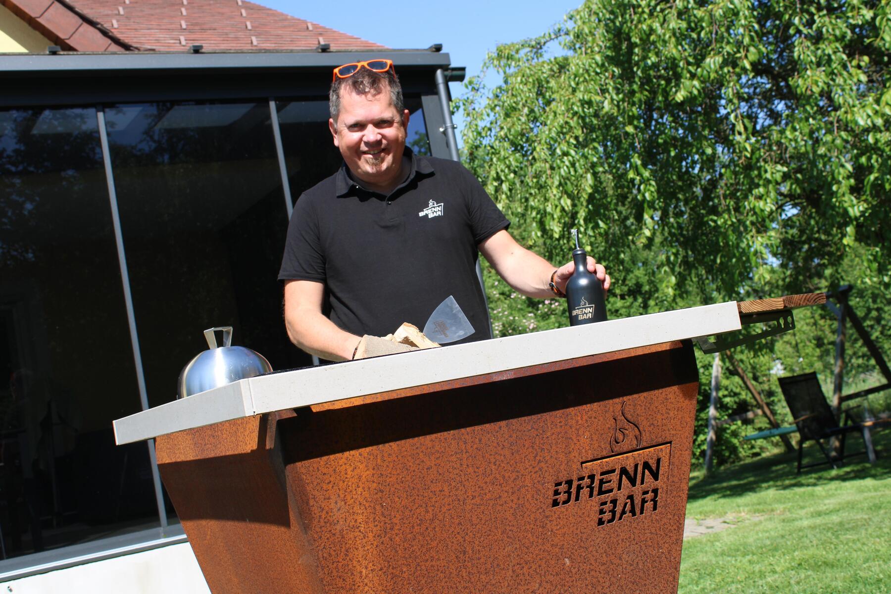 Vom Hobby zum Geschäft: Von der Alm bis an die Ostsee: Für seine „Brenn-Bar“ sind alle Feuer und Flamme