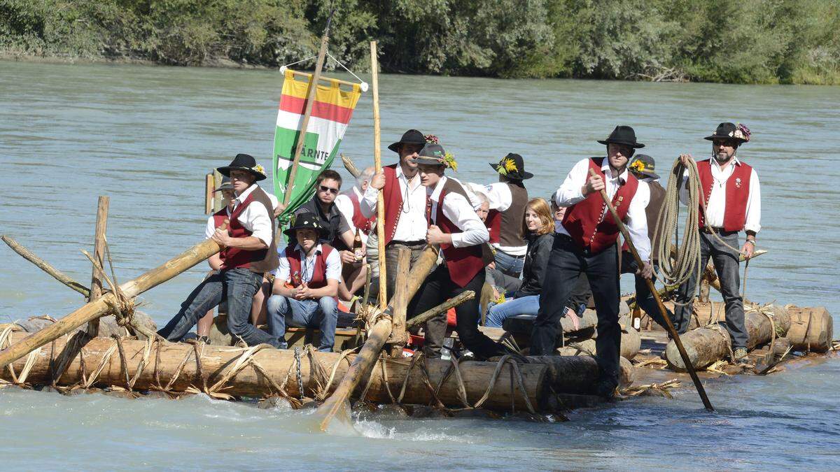 Über 55 Kilometer fahren die Floße wieder über die Drau nach Spittal 