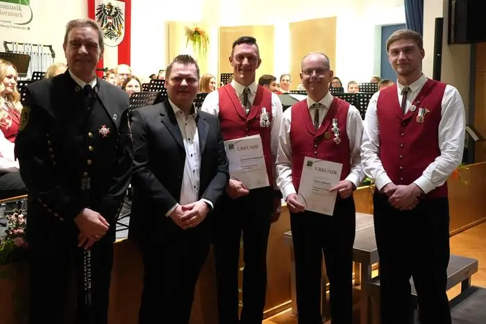 Geehrt wurden Arnold Katzenberger mit dem Ehrenzeichen für 30 Jahre Mitgliedschaft in Silber-Gold und Kapellmeister Günter Lercher mit dem Verdienstkreuz in Silber.