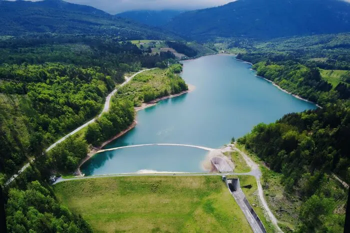 Im Rosental am Fuße des Hochobirs lockt der Freibacher Stausee nicht nur Badegäste an, sondern auch Windsurfer und Taucher finden beste Bedingungen im türkisblauenNaturjuwel vor. Ein Paradies für Fischer: Äschen, Saiblinge sowie Bach-, Regen- und Seeforellen versprechen einen reichen Fang. Fischereikarten und Boote gibt es direkt am Stausee beim Gasthof Kaiser. Dort können sich auch die Badegäste stärken.