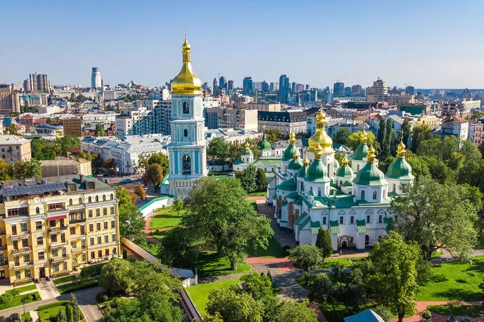 Die Bronzemedaille des Rankings geht an die ukrainische Hauptstadt am Ufer des Dnepr. Zweifellos beeindrucken das Höhlenkloster, das älteste orthodoxe Kloster Kiews, das seit 1990 zum UNESCO-Weltkulturerbe gehört, und die imposante Sophienkathedrale ungemein. Victoria Museum: Dieses Museum für Kostüme und Stil ist ein absolutes Muss für alle Modefans. Es befindet sich in dem historischen Teil der Stadt, im Bezirk Rajon Petschersk und umfasst den Zeitraum vom 18. bis zum 20. Jahrhundert. Original aus der Zeit stammende und schön verzierte Kleidung wartet nur darauf, die Betrachter in Staunen zu versetzen.