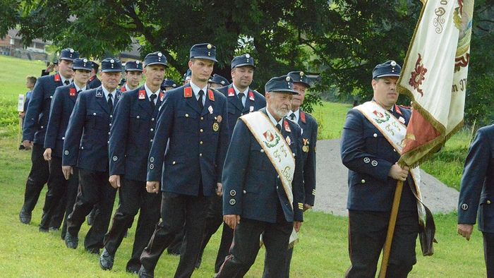 Die FF Laastadt, Gemeinde Arriach, marschiert in Afritz am Festplatz ein.
