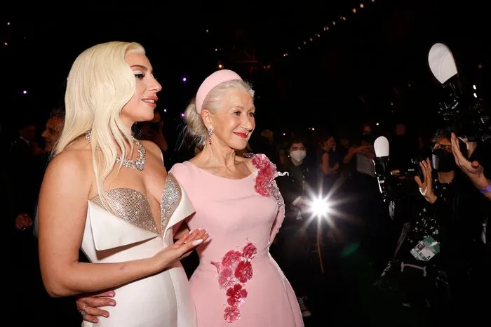  Stars wie Lady Gaga, Meryl Streep, Nicole Kidman, Benedict Cumberbatch und Michael Keaton wohnten der festlichen Gala bei. Zahlreiche Gäste bekundeten ihre Unterstützung für die Ukraine und verurteilten die russische Invasion. Im Bild: Lady Gaga mit Helen Mirren.