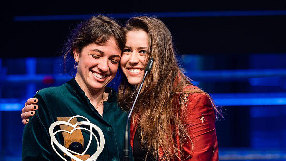 Judith Altenberger und Alina Schaller nahmen stellvertretend für Clara Stern Preise für &quot;Breaking the Ice&quot; entgegen