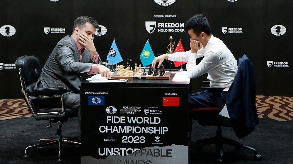 Ding Liren (rechts) musste sich in der zweiten Begegnung Jan Nepomnjaschtschi geschlagen geben