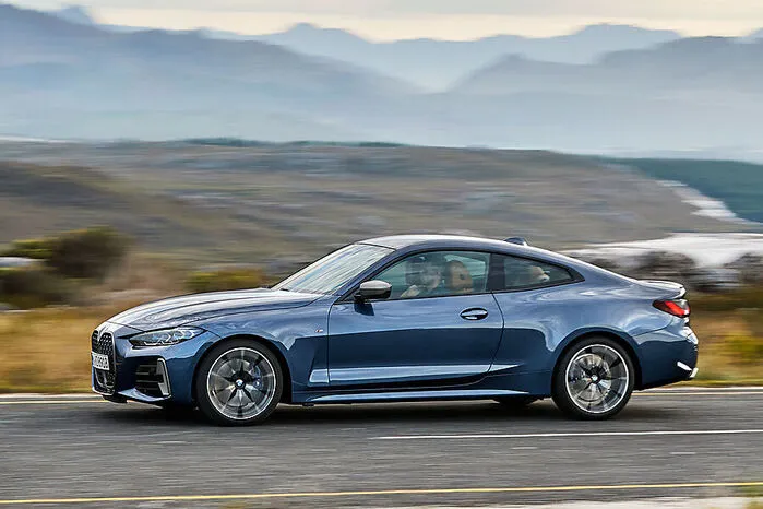 Viel wichtiger: Auch technisch gesehen, fletscht der 4er die Zähne. Im Vergleich zum technikverwandten 3er BMW wurde hier die Fahrwerksabstimmung konsequent auf ein besonders intensives Fahrerlebnis ausgerichtet. Das zeigt sich auch an den Dimensionen. Im Vergleich zum Vorgänger wuchs Nummer 4 um 128 auf 4768 Millimeter in der Länge und um 27 auf 1852 Millimeter in der Breite. Der Radstand legte um 41 auf 2851 Millimeter zu, in der Höhe addieren wir lediglich sechs.