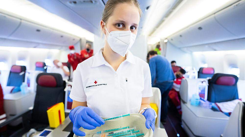 Erst-, Zweit- oder Booster-Impfung gab es am Samstag in einer Langstreckenmaschine vom Typ Boeing 777 am Rollfeld des Flughafens Wien-Schwechat