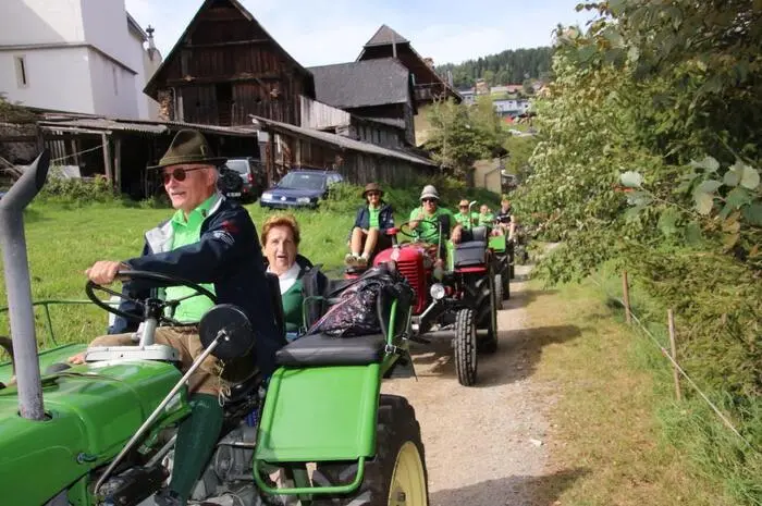 Auch außergewöhnlich viele Traktoren waren zum Treffen gekommen, und für die Trachtenmodenschau der Firma Pachatz gab es viel Beifall.