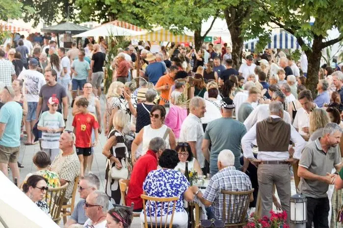 Rund 1000 Besucherinnen und Besucher folgten dieser Einladung und erfreuten sich an einem großen Angebot regionaler Köstlichkeiten.