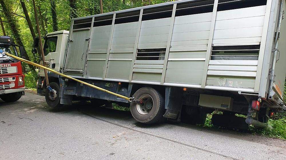 Der Viehtransporter musste auf einer Gemeindestraße in Södingberg geborgen werden